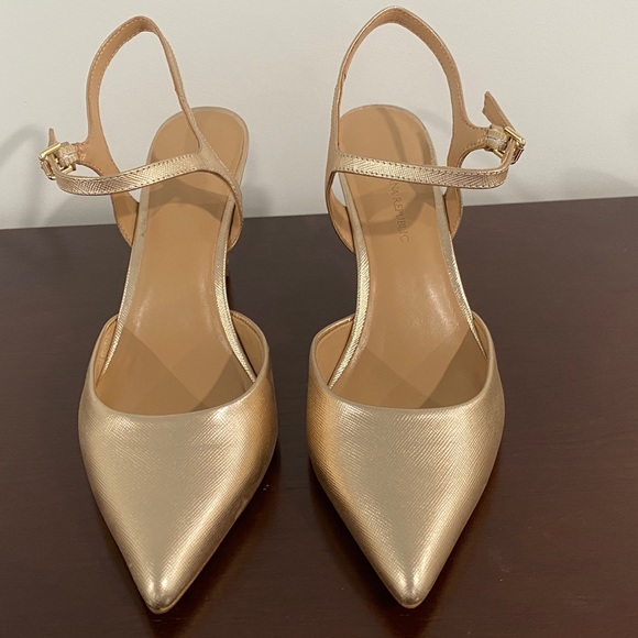 NWOT BANANA REPUBLIC GOLDEN HEELS - Picture 2 of 5